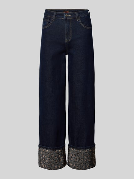 Produktfoto, Straight Fit Jeans mit Umschlag und Ziersteinbesatz von miss goodlife aus dunkelblauem Baumwoll-Mix mit Stretch-Anteil, Umschlagsaum und Ziersteinbesatz, sichtbare Struktur, für Damen, Bundweite 35 cm, Innenbeinlänge 72 cm, neutraler Hintergrund.