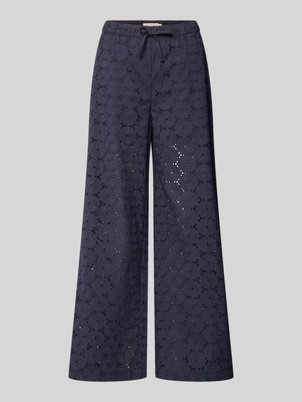Produktfoto, Stoffhose mit Lochstickerei von Christian Berg Woman in Dunkelblau, reine Baumwolle, Wide Leg, elastischer Bund, strukturierte Textur