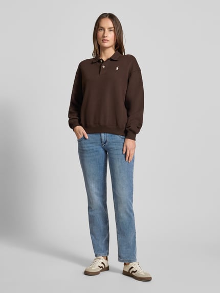 Frauenmodel trägt Straight Fit Jeans mit Eingrifftaschen Modell 'Anna' von Buena Vista, Baumwoll-Viskose-Mix, Cropped, Ganzkörperansicht von vorne.