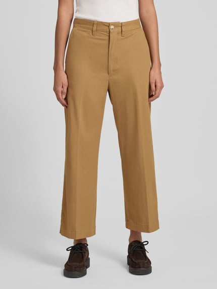 Frauenmodel trägt Cropped Hose mit Paspeltaschen am Gesäß von Polo Ralph Lauren, Baumwoll-Mix mit Stretch-Anteil, Wide Leg, Ganzkörperansicht von vorne.