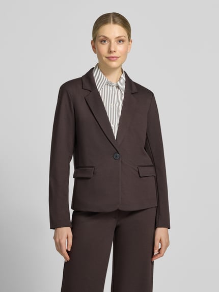Frauenmodel trägt Regular Fit Blazer mit Viskose-Anteil Modell 'Nanni' von FREE/QUENT, dunkelbraun, Reverskragen, Klappentaschen, Knopfverschluss, elastischer Material-Mix, langärmlig, Vorderansicht, Nahaufnahme Oberkörper.