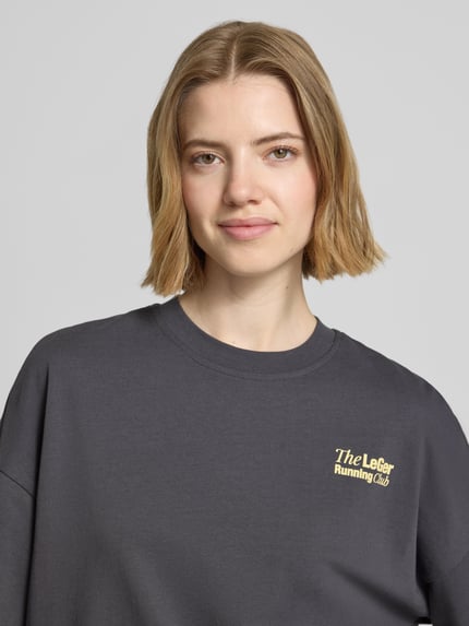Frauenmodel trägt Oversized Damen T-Shirt mit Label-Detail Modell 'Regina' von LeGer by Lena Gercke, Reine Baumwolle, Rundhalsausschnitt, Nahaufnahme Oberkörper.