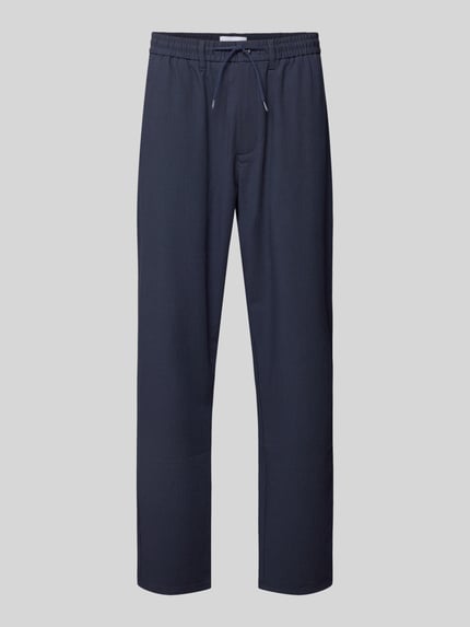 Produktfoto, dunkelblaue Stoffhose mit elastischem Bund Modell 'Como' von Les Deux, gerader Schnitt, glatte Textur, Tunnelzug, Vorderansicht
