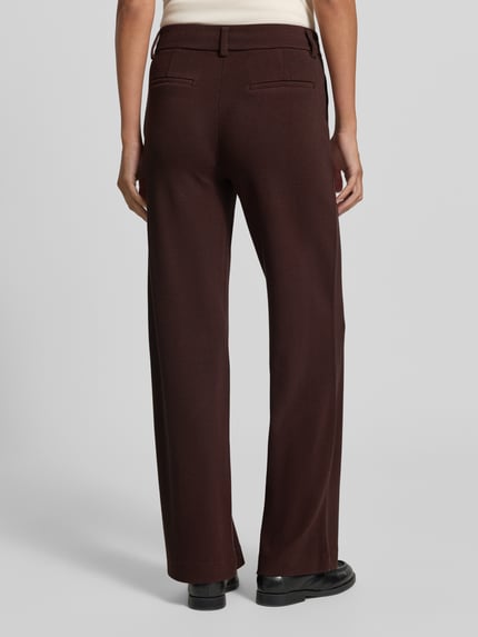 Frauenmodel trägt Fein strukturierte Hose aus Viskose von Christian Berg Woman, dunkelbraune Farbe, Gesäßtaschen, Ganzkörperansicht Rückansicht.
