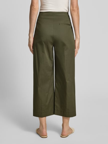 Vrouwenmodel draagt Caprihose mit Gesäßtasche van Luisa Cerano, katoen-elastaanmix, relaxed fit, persvouwen, achterzak, olijfgroen, detailopname achterkant