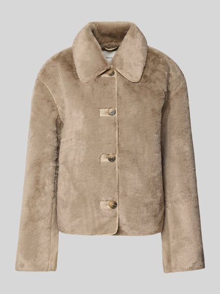 Produktfoto, Regular Fit Webpelzjacke mit Umlegekraag model 'NEW CILO' van Selected Femme in effen beige, knoopsluiting, zijzakken, fluweelachtige textuur