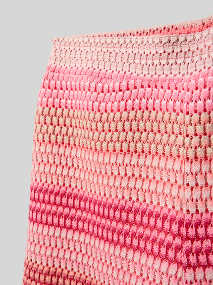 Produktfoto, Straight Fit Stoffhose in Strick-Optik von Garcia für kinder, Streifenmuster in Rosa und Pink, semitransparentes Design, elastischer Bund, Innenbeinlänge bei Größe 140: 63 cm.