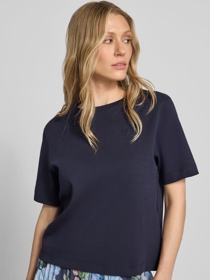 Frauenmodel trägt Damen T-Shirt mit Logo-Stitching Modell 'SVEHA' von Oui in Dunkelblau, Reine Baumwolle, Gerader-Schnitt, Rundhalsausschnitt, Rückenlänge bei Größe 36: 55 cm, Nahaufnahme Oberkörper.