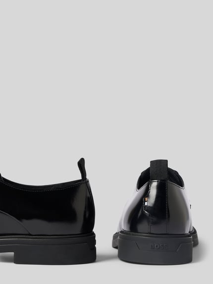 Produktfoto, schwarze, glänzende Oberfläche und glatte Textur, Produktname Schnürschuhe aus echtem Leder Modell 'Calev_Derb' von BOSS, Herren Schnürschuhe von BOSS