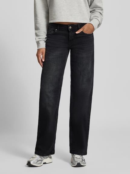 Frauenmodel trägt Regular Fit Jeans Wide Fit mit Low Waist von ONLY in dunkler, matter Denim-Optik mit 5-Pocket-Design, Ganzkörperansicht von vorne.