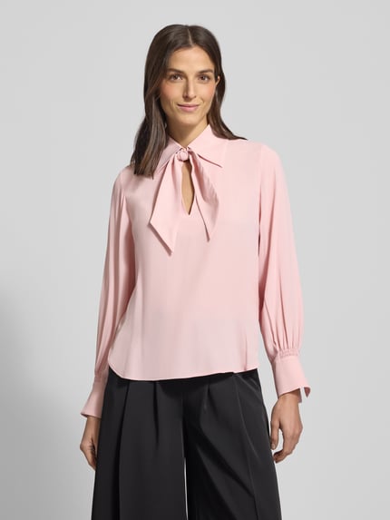 Frauenmodel trägt Loose Fit Blusenshirt mit Seiden-Anteil von Luisa Cerano in zartrosa, Hemdblusenkragen, Schlüsselloch-Ausschnitt, Raffungen, Ganzkörperansicht von vorne.