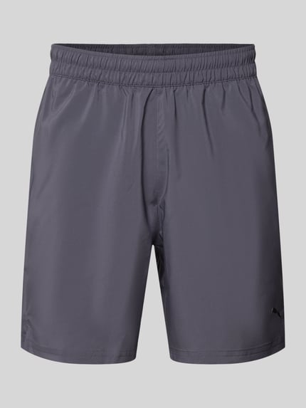Produktfoto, Shorts mit Logo und elastischem Bund von PUMA PERFORMANCE in Grau, glatte Struktur, Regular Fit, neutraler Hintergrund.