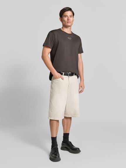 Mannelijk model draagt Regular Fit T-shirt uit puur katoen van Diesel, logodetail, ronde hals, met korte mouwen, ruglengte bij maat M: 72 cm, Ganzkörperansicht von voren