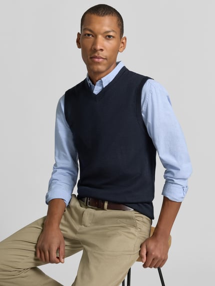 Männermodel trägt Slim Fit Pullunder aus Baumwoll-Mix mit V-Ausschnitt von Christian Berg Men, Strick-Optik, Nahaufnahme Oberkörper.