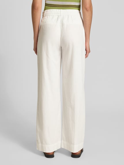 Frauenmodel trägt Hose aus Baumwoll-Leinen-Mix Modell 'Meeri costal' von OPUS in Off-White mit weitem Bein, Ganzkörperansicht Rückansicht.
