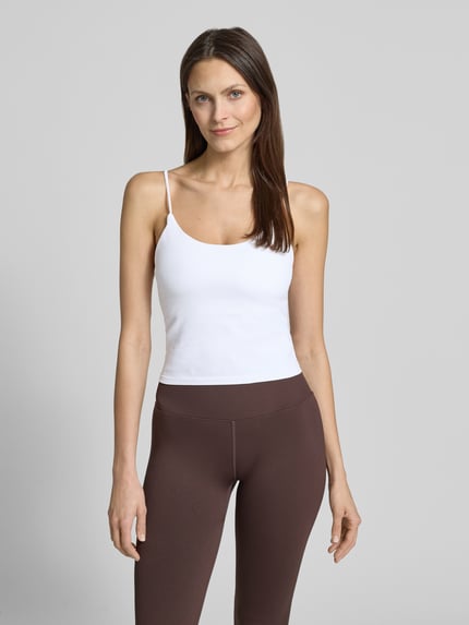 Frauenmodel trägt Top mit Stretch-Anteil und Shaping-Effekt von aim'n, Weiß, nahtloses Design, Spaghettiträger, Ganzkörperansicht von vorne.