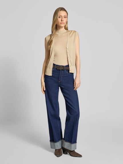 Frauenmodel trägt Slim Fit Pullunder aus Lyocell-Schurwoll-Mix Modell 'FARGHERITA' von BOSS in Optik: Unifarben, Strickoptik, Feinstrick, Mock Neck, Rumpfabschluss: Gerippt, Ganzkörperansicht von vorne.