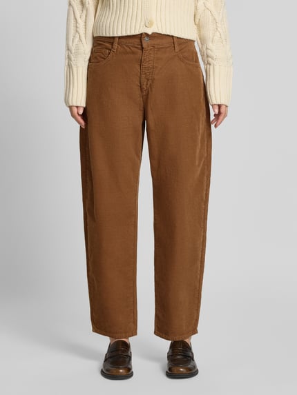 Frauenmodel trägt Regular Fit Cordhose aus Baumwoll-Mix Modell 'DANNI 2.3' von MAC in Braun mit sichtbarer Struktur, Ganzkörperansicht von vorne, Damen Cordhose von MAC.