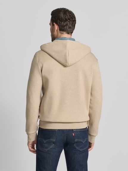 Männermodel trägt Sweatjacke mit Kapuze von Polo Ralph Lauren aus Baumwoll-Elasthan-Mix, Regular-Fit, beige, Rückenlänge 68 cm, Ganzkörperansicht Rückansicht.