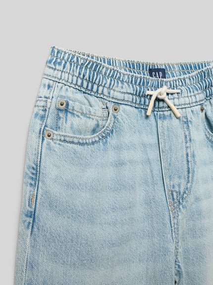 Produktfoto, Jeans aus Baumwoll-Lyocell-Mix mit elastischem Bund von GAP, Relaxed Fit, hellblaue Waschung, sichtbarer Tunnelzug, Eingrifftaschen, strukturierte Denim-Textur, Details laut Größe 116
