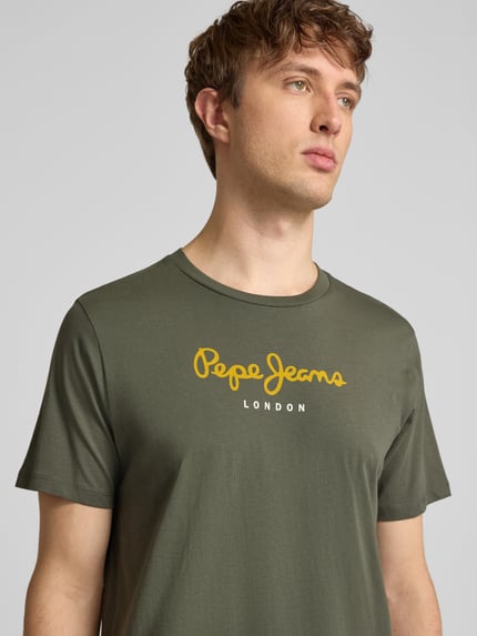 Männermodel trägt Regular Fit T-Shirt aus reiner Baumwolle Modell 'EGGO' von Pepe Jeans, Optik: Unifarben, Label-Print, Nahaufnahme Oberkörper.