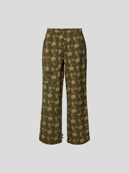 Spodnie cargo o luźnym kroju z wzorem na całej powierzchni Shop The Look MANNEQUINE