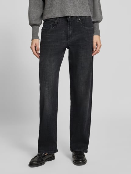Frauenmodel trägt Regular Fit Straight Fit Jeans mit Bundfalte Modell 'Gina Straight' von MAC in dunklem Denim, 5-Pocket-Design, Ganzkörperansicht von vorne.