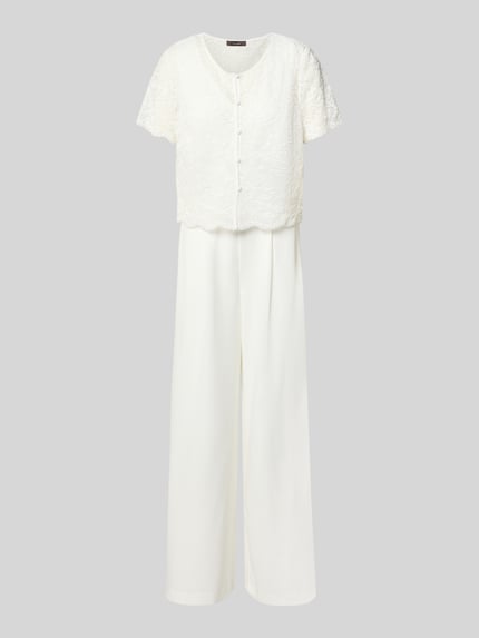 Produktfoto, Regular Fit Jumpsuit mit Spitzenbesatz von Vera Mont w kolorze białym, z elastyczną mieszanką materiałów, krój regular fit, cekinowe obszycie, z krótkim rękawem, z listwą guzikową, okrągły dekolt, długość tyłu w rozmiarze 36: 50 cm, szerokość w rozmiarze 36: 47 cm, długość rękawów w rozmiarze 36: 20 cm, całkowita długość w rozmiarze 36: 157 cm, długość wewnętrzna nogawki w rozmiarze 36: 81 cm