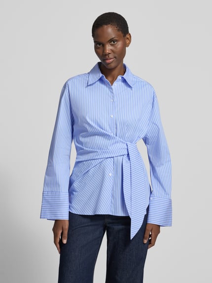 Frauenmodel trägt Regular Fit Bluse in Wickel-Optik Modell 'Rochelle' von Neo Noir, Baumwoll-Mix mit Stretch, Streifenmuster, Ganzkörperansicht von vorne.
