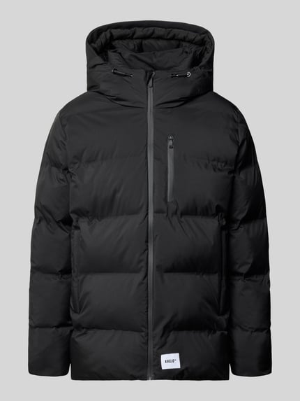 Produktfoto, schwarze Regular Fit Steppjacke mit Kapuze Modell 'SILAS' von khujo, sichtbare Zipper, glatte Oberfläche, dezente Struktur
