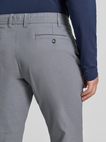 Männermodel trägt Stoffhose mit Gesäßtaschen von MCNEAL in Grau, Baumwoll-Mix, Detailaufnahme Rückansicht, gerader Schnitt, französische Eingrifftaschen