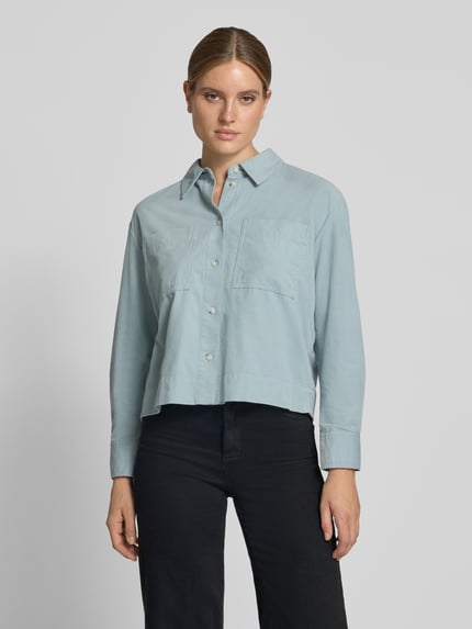 Frauenmodel trägt hellblaue Regular Fit Langarmbluse aus reiner Baumwolle Modell 'Fronna' von OPUS, Damen Langarmbluse, Ganzkörperansicht von vorne.