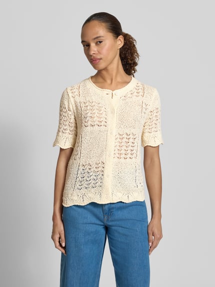 Frauenmodel trägt Regular Fit Strickjacke aus Baumwoll-Mix von Tom Tailor, Optik:Unifarben, Lochstrickmuster, Rundhals, Kurzarm, Strick, Ganzkörperansicht von vorne.