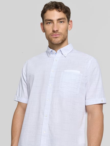 Männermodel trägt Regular Fit vrijetijdsoverhemd met button-downkraag van Christian Berg Men, puur katoen, borstzak, lichte stofstructuur, nahaufnahme bovenlichaam.