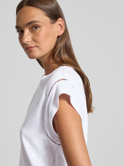 Frauenmodel trägt T-Shirt mit Rundhalsausschnitt und Häkelspitze von Comma aus Baumwoll-Mix in Weiß, Regular-Fit, Nahaufnahme Oberkörper. Rückenlänge bei Größe 36: 56 cm.