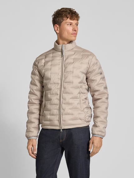 Mannenmodel draagt lichtbeige Steppjacke met Stehkragen Modell 'SURF' van CINQUE, regular fit, tweewegrits, steekzakken, voorkant volledige lichaamsweergave.