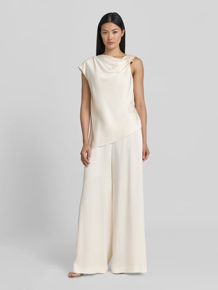 Frauenmodel trägt Regular-Fit Jumpsuit in Satin-Optik Modell 'DANJINI' von BOSS in Creme mit fließender Struktur, Ganzkörperansicht von vorne, Damen Jumpsuit.