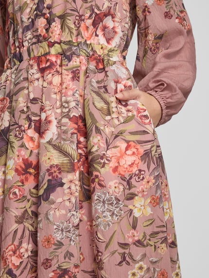 Frauenmodel trägt Tailliertes Freizeitkleid aus Lyocell-Mix von ROBE LÉGÈRE, Blumenmuster in Rosa und Grün, Nahaufnahme Oberkörper.