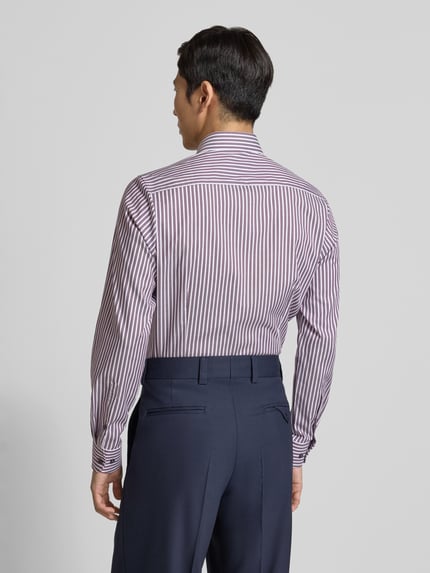 Männermodel trägt Slim Fit Businesshemd aus katoenmix met haai-kraag van OLYMP Level Five, lang blauw gestreept, rugaanzicht.