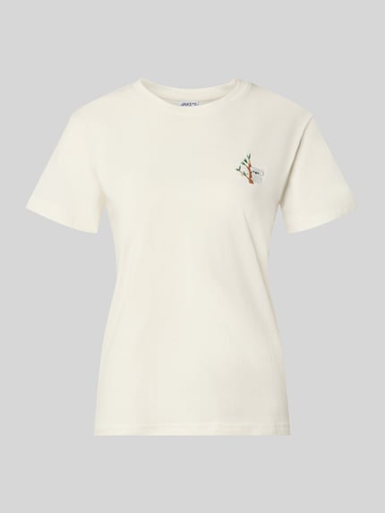 Produktfoto, T-Shirt mit Stitching und Rundhalsausschnitt von Jake*s Casual, Damen T-Shirt aus Reine Baumwolle, Regular-Fit, Rückenlänge 59 cm in Größe S, elfenbeinfarbene Oberfläche mit dezenter Textur und kleiner Stickerei vorn.