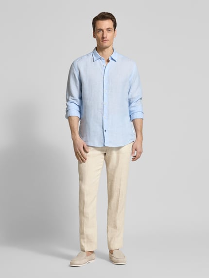 Männermodel trägt Hose mit Bügelfalten und Tunnelzug von Manuel Ritz aus reiner Baumwolle in Beige, Regular Fit, Ganzkörperansicht von vorne.