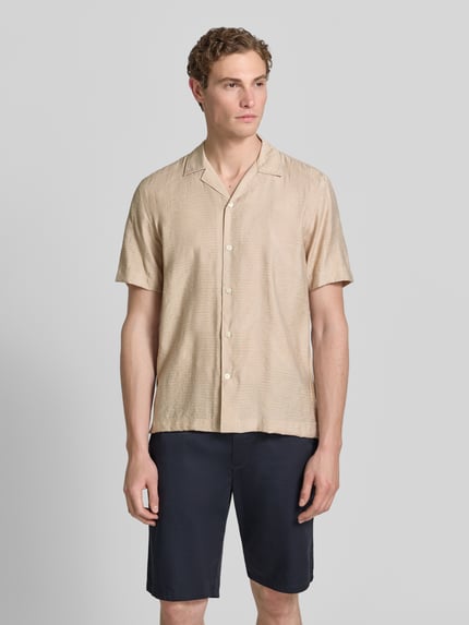 Männermodel trägt Modern Fit Freizeithemd mit Strukturmuster von Lindbergh aus Viskose-Mix, Reverskragen, Knopfleiste, Ganzkörperansicht von vorne.