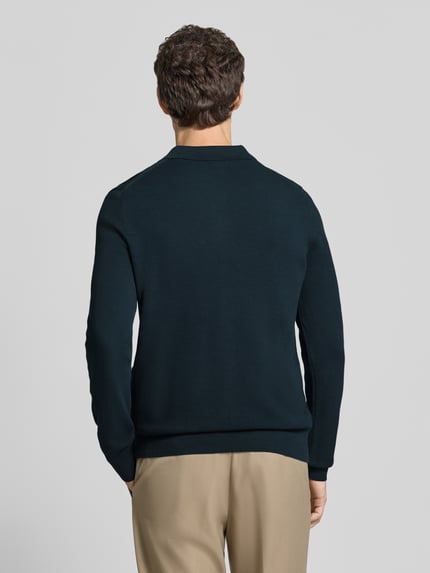 Männermodel trägt Pullover mit Polokragen von MARC O'POLO in Dunkelblau, Strukturstrick, Regular Fit, Ganzkörperansicht Rückansicht