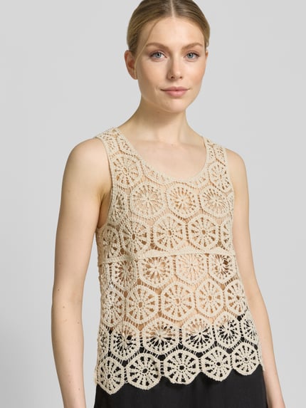 Frauenmodel trägt Regular Fit Blusentop aus Baumwoll-Mix Modell 'ELSA' von Vero Moda, unifarben, gehäkelte Details, Nahaufnahme Oberkörper.