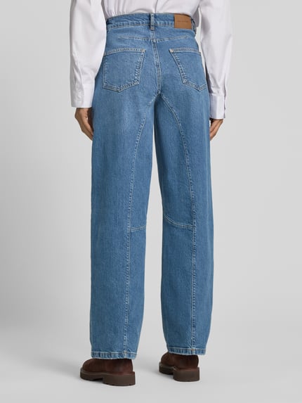 Frauenmodel trägt Relaxed Fit Jeans mit Eingrifftaschen Modell 'Bine Ada Cut' von MSCH Copenhagen in Blau, Ganzkörperansicht Rückansicht. Baumwoll-Elasthan-Mix, Bundweite Größe S 38 cm, Innenbeinlänge 78 cm.