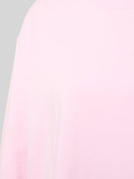 Frauenmodel trägt Pyjama-Oberteil mit geripptem Rundhalsausschnitt von Mey, Baumwoll-Elasthan-Mix, lockerer Schnitt, Nahaufnahme Oberkörper.