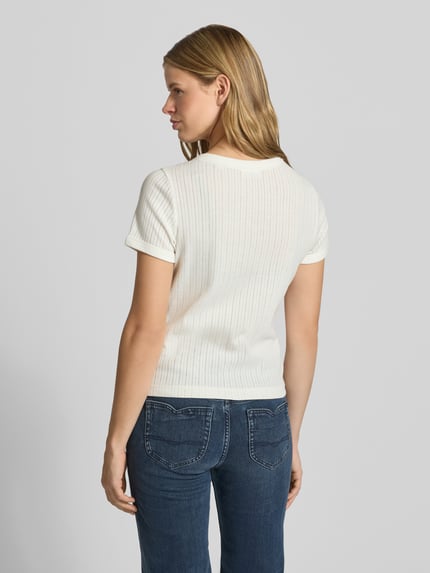 Frauenmodel trägt Regular Fit T-Shirt aus reiner Baumwolle von Marc O'Polo Denim in Weiß mit feiner Rippstruktur, Damen T-Shirt, Ganzkörperansicht Rückansicht.