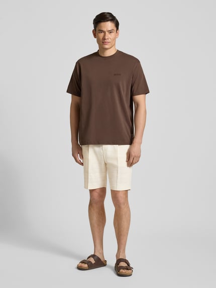 Männermodel trägt Shorts mit Strukturmuster und Eingrifftaschen von Zuitable aus reiner Baumwolle, Straight Fit, Ganzkörperansicht von vorne.