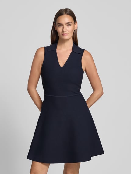 Frauenmodel trägt dunkelblaues, ärmelloses Freizeitkleid aus Viskose-Mix Modell 'FAYALAN' von BOSS, Ganzkörperansicht von vorne. Damen Freizeitkleid.
