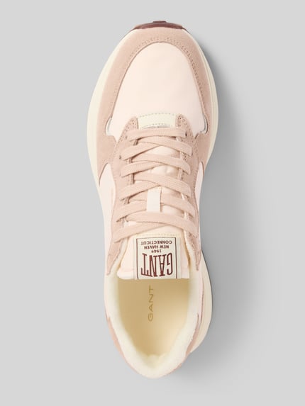 Produktfoto, Sneaker aus Leder-Mix mit Logo-Detail Modell 'Beywin' von Gant, beige-rosafarbene Oberfläche, abgerundete Passform, Schnürverschluss, strukturierte Texturen, sichtbare Gant-Logo-Applikation, Kontext: Damen Sneaker, Absatzhöhe 3 cm, Schafthöhe 7 cm, Schaftweite 9 cm